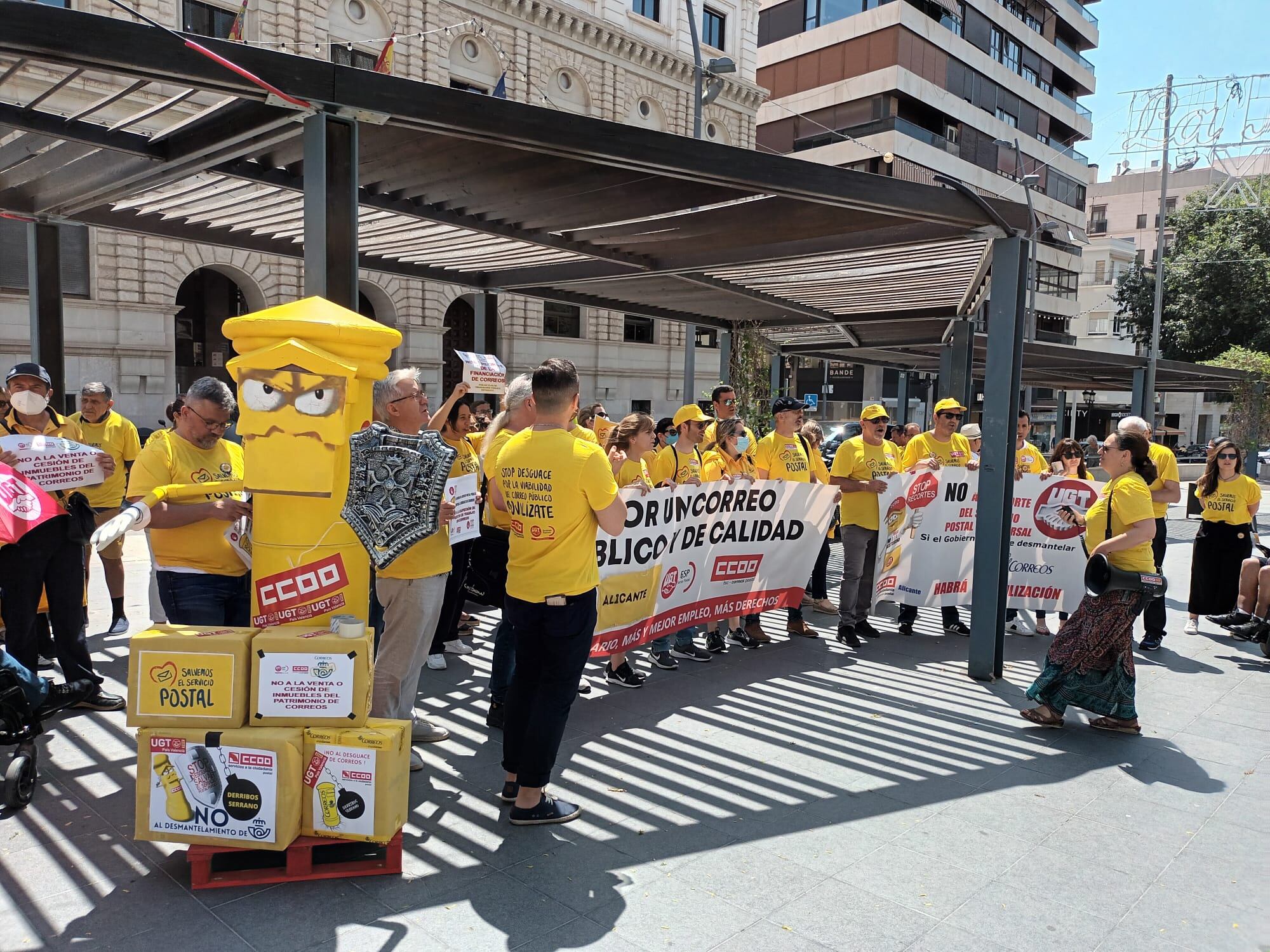 Concentración del personal de Correos en la Plaza de la Montanyeta de Alicante