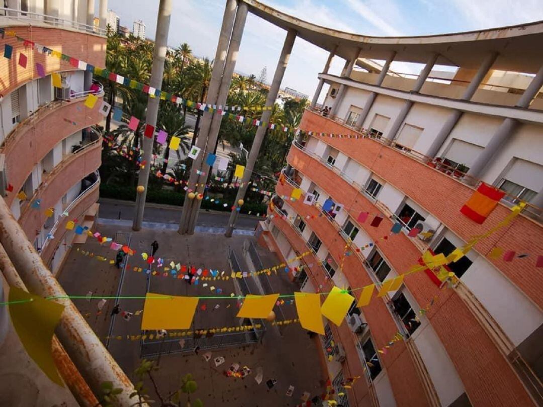 Aleluyas caseras en los balcones de la calle Biar, 7 de Elche