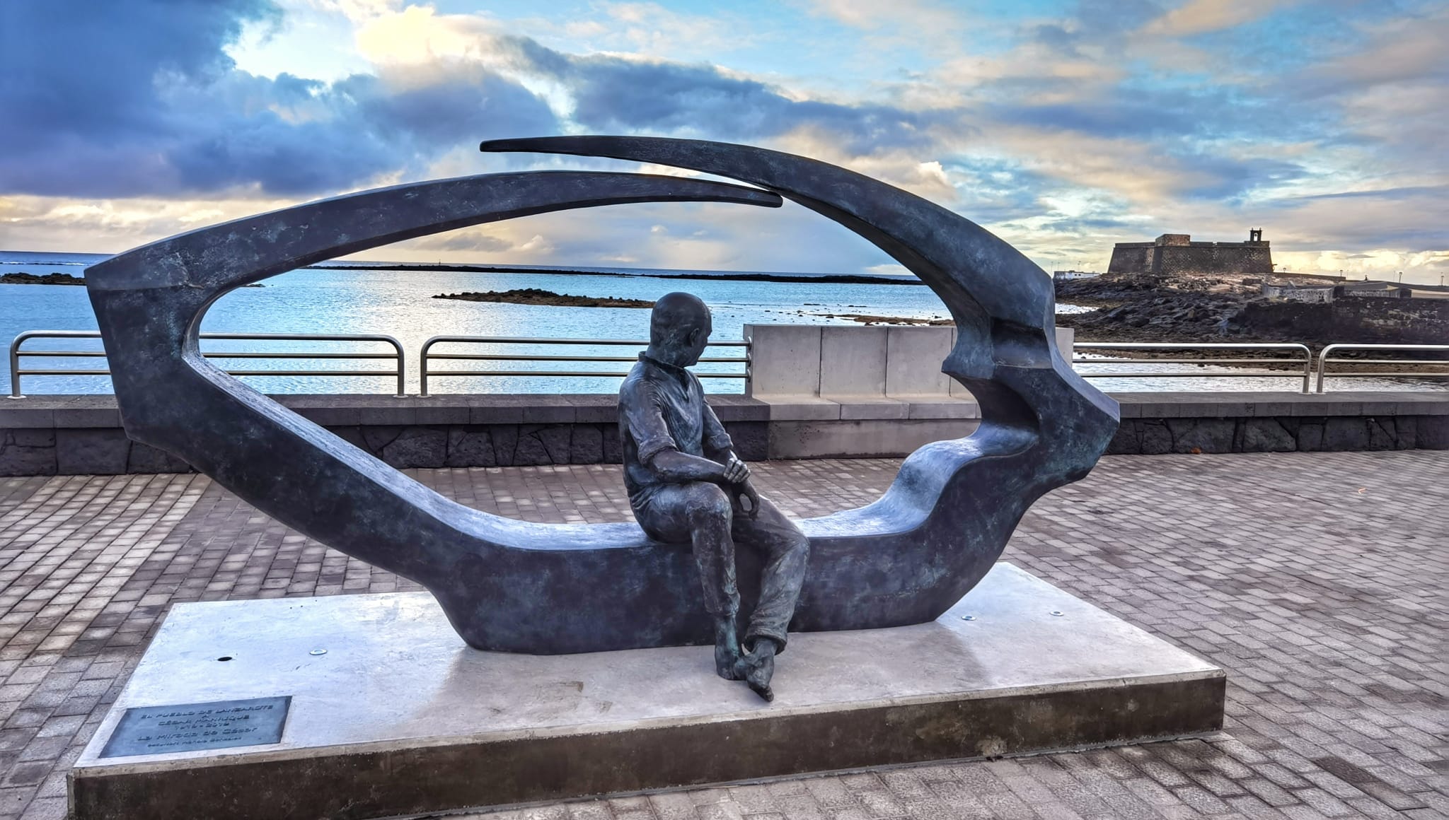 Escultura en homenaje a César Manrique, ubicada en Arrecife, capital de Lanzarote.