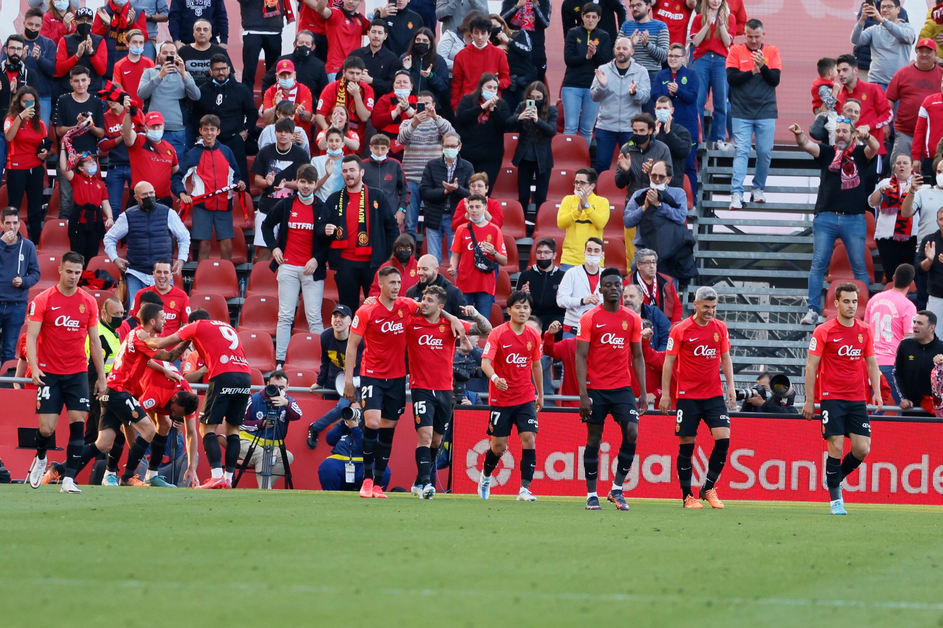 PALMA DE MALLORCA, 19/04/2022.- Los jugadores del Mallorca celebran el 2-0 durante el encuentro correspondiente a la jornada 33 de LaLiga Santander disputado este martes entre el RCD Mallorca y el Deportivo Alavés en el estadio de Son Moix de Mallorca. EFE/ Cati Cladera
