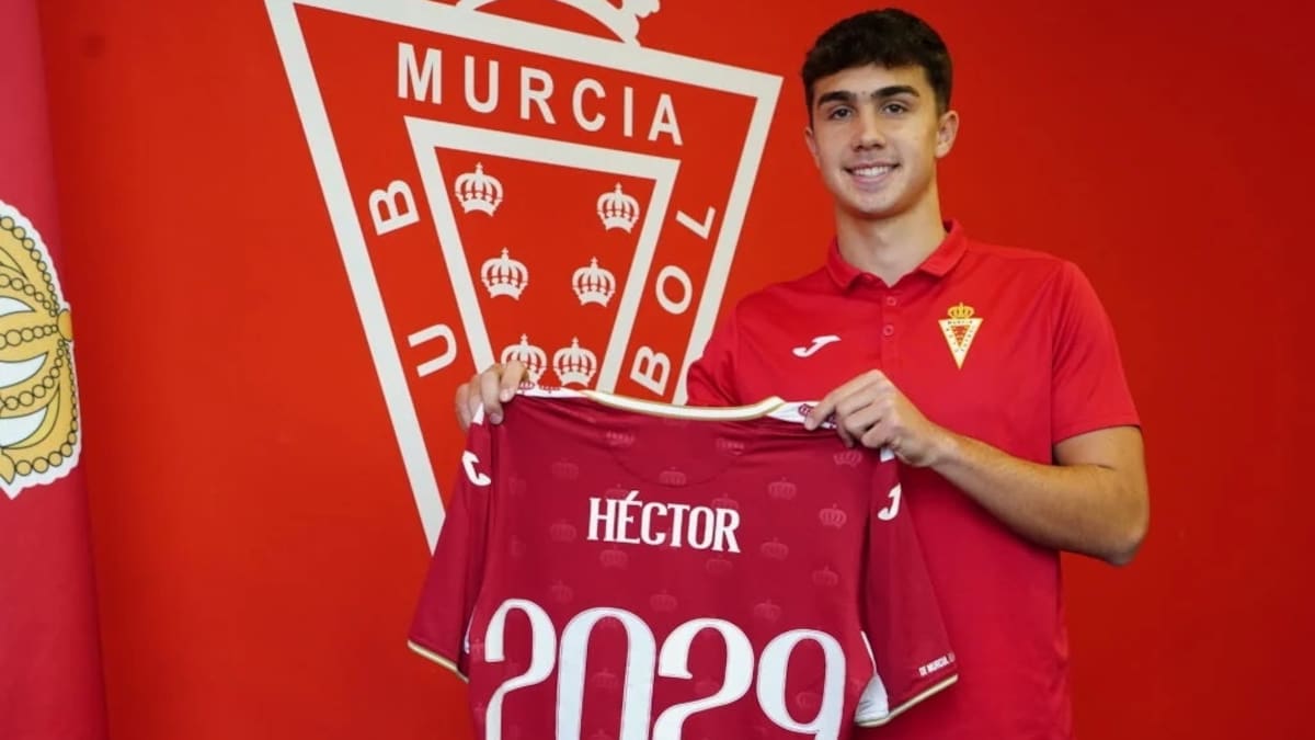 El Real Murcia renueva al central eldense Héctor Pérez hasta la temporada 2028/2029