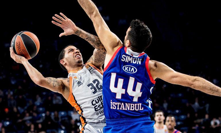 EPA2650. ESTAMBUL (TURQUÍA), 01022018.- El escultura estadounidense Erick Green (i) del Valencia Basket trata de anotar ante el escolta croata Krunoslav Simon del Andalou Efes Estambul (d) durante un encuentro de fase de grupos de Euroliga disputado en Es