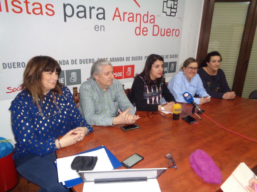 Mar Alcalde, en el centro, anunció su decisión este jueves en la sede del PSOE de Aranda