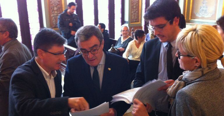 D&#039;esquerra a dreta, el portaveu del PP, l&#039;alcalde de Lleida, el regidor de CiU i la regidora d&#039;economia parlant de les esmenes just abans del ple