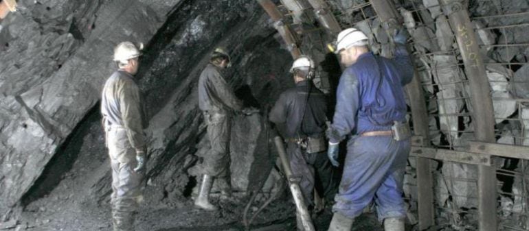 Mineros en el interior de un túnel 