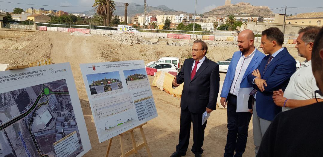 El consejero de Fomento, Patricio Valverde, explicaba el pasado mes de septiembre el proyecto para el tramo II de la ronda central de circunvalación de Lorca