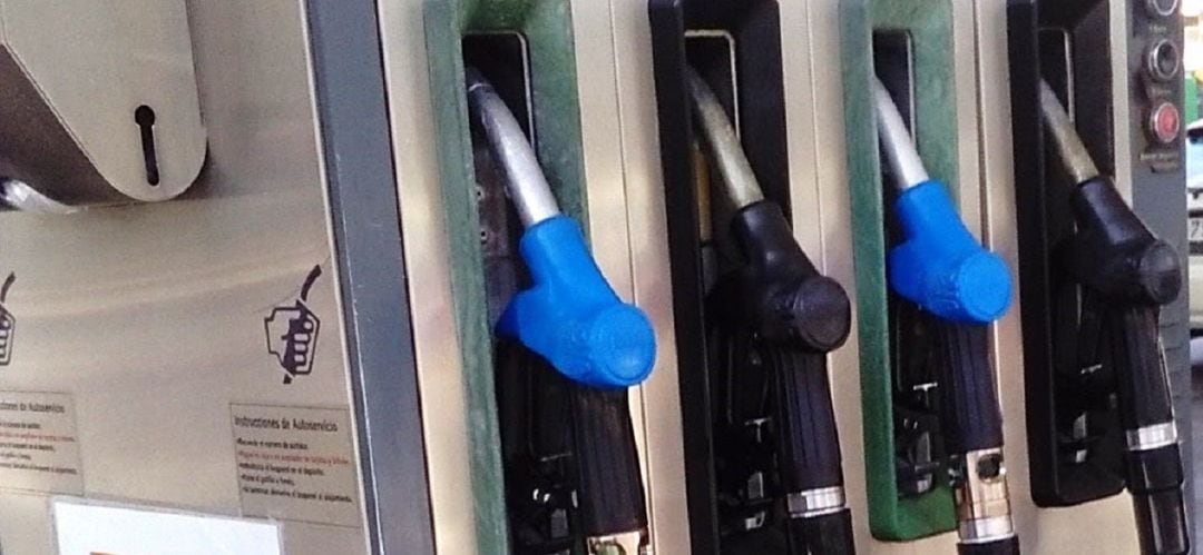 Varias mangueras de repostaje en una gasolinera