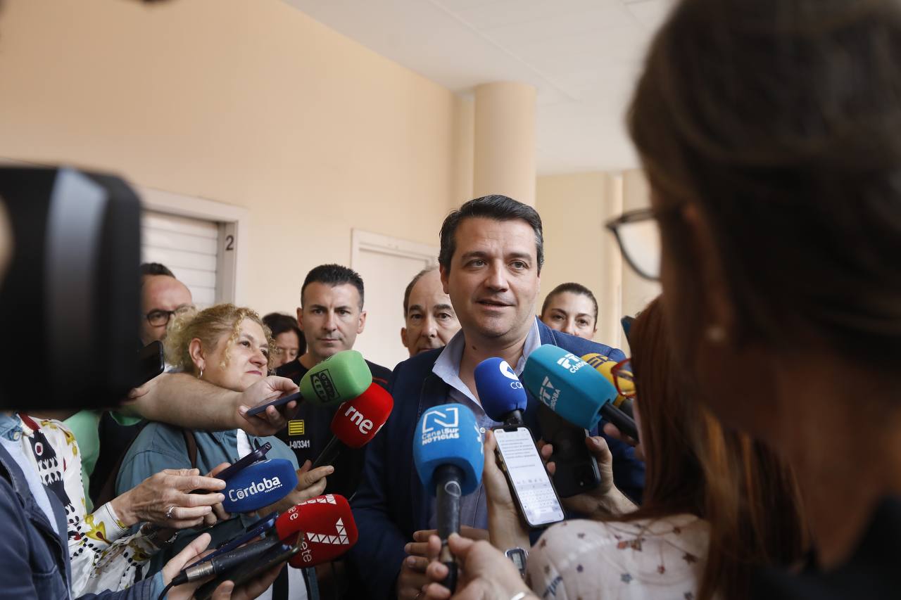 El alcalde de Córdoba, Jose María Bellido, atiende a los medios (Prensa Ayuntamiento)