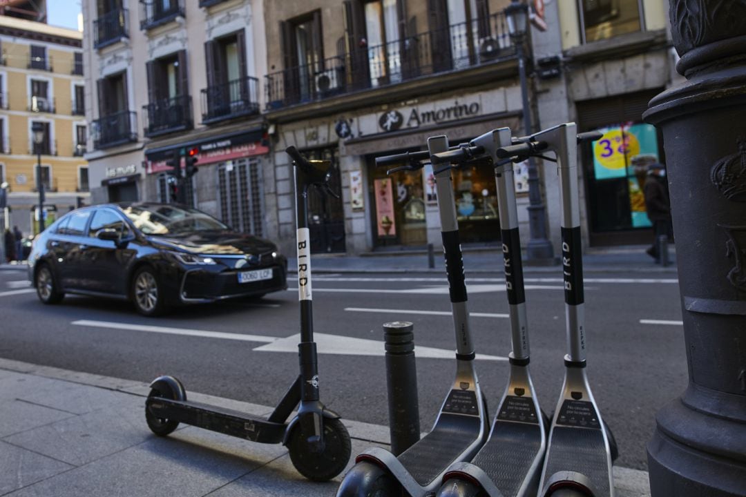 Varios patinetes eléctricos estacionados en el centro de Madrid.