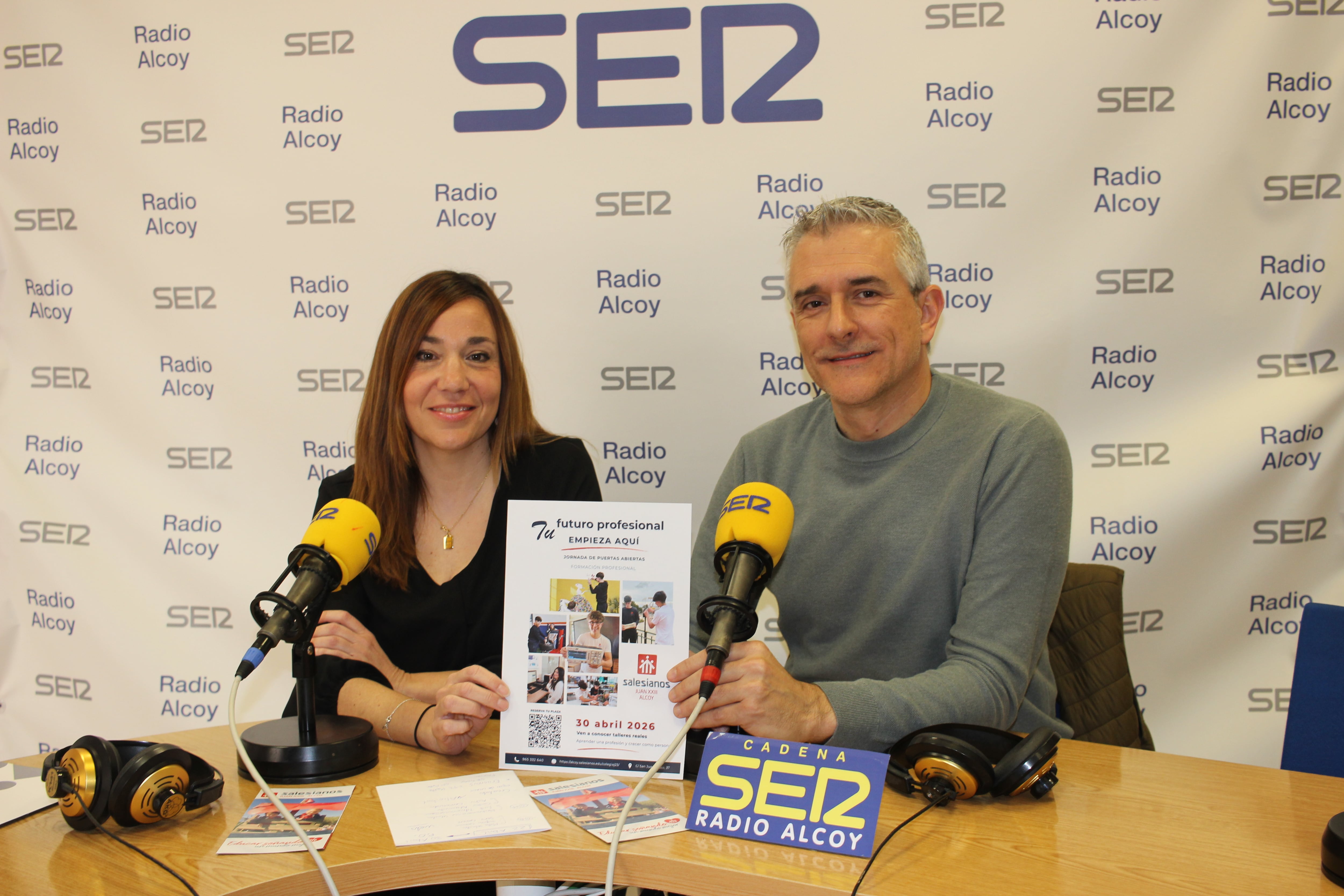 Laura Moncho y Javi Cerrada, en el estudio central de Radio Alcoy
