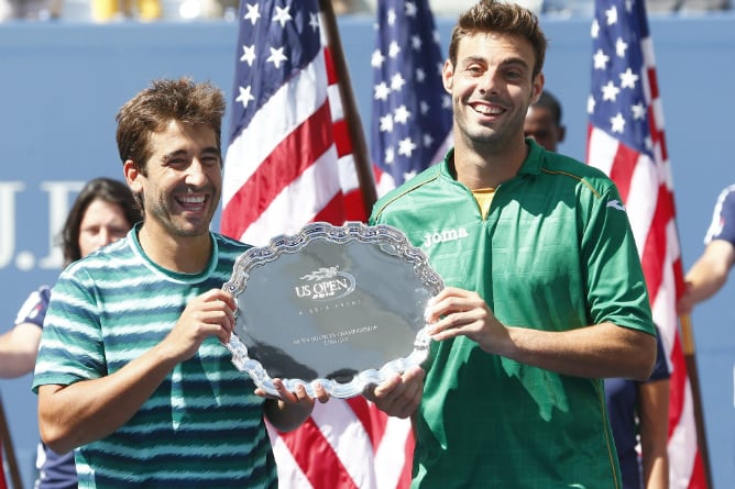 Marc López y Marcel Granollers posan con el trofeo de subcampeones