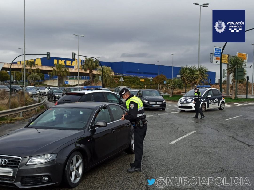 Control de la Policía Local de Murcia en una rotonda de acceso a la capital