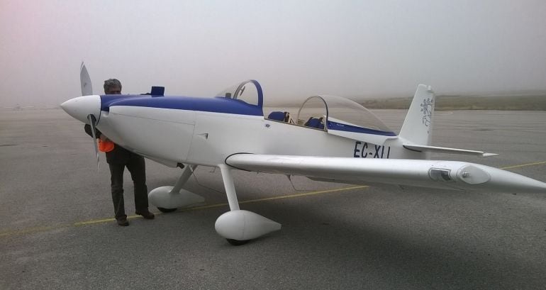 Michel Gordillo, junto a su avioneta monomotor.