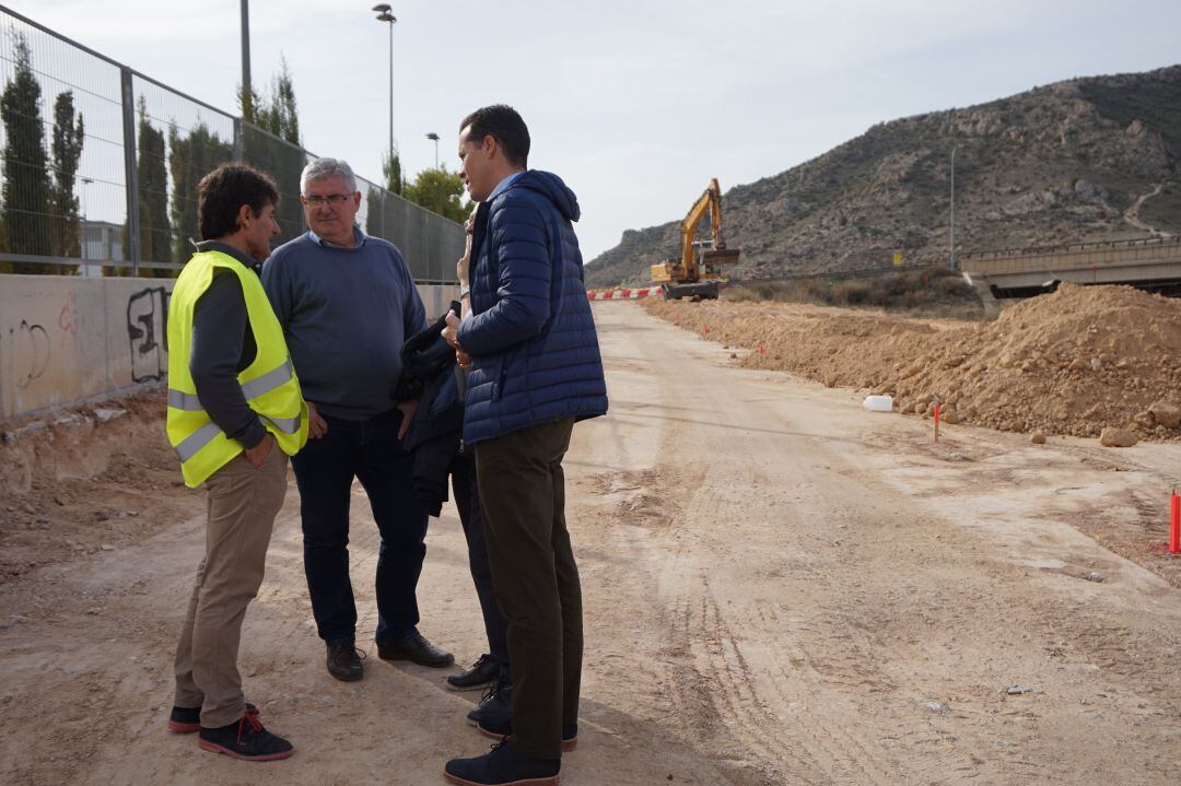 Rubén Alfaro, alcalde de Elda, ha visitado las obras de mejora de acceso del IES Monastil 