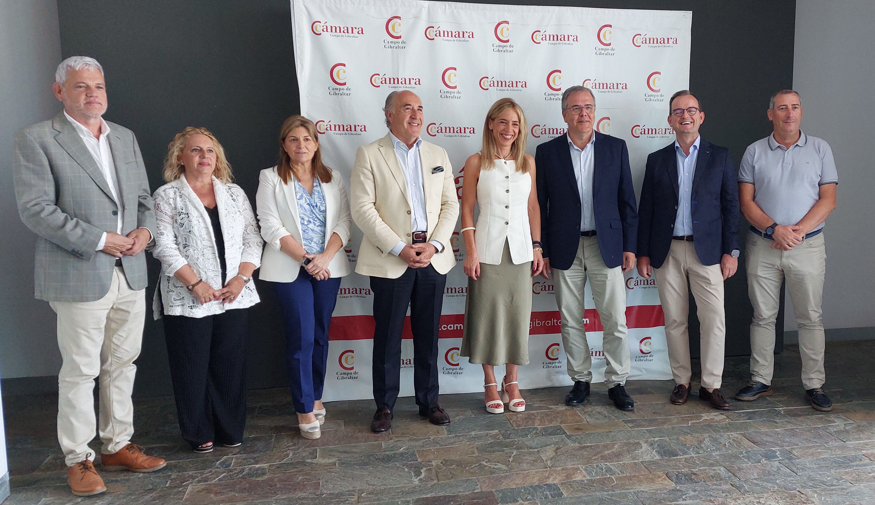 Responsables de la Cámara de Comercio y de la Diputación de Cádiz junto a dirigentes políticos.