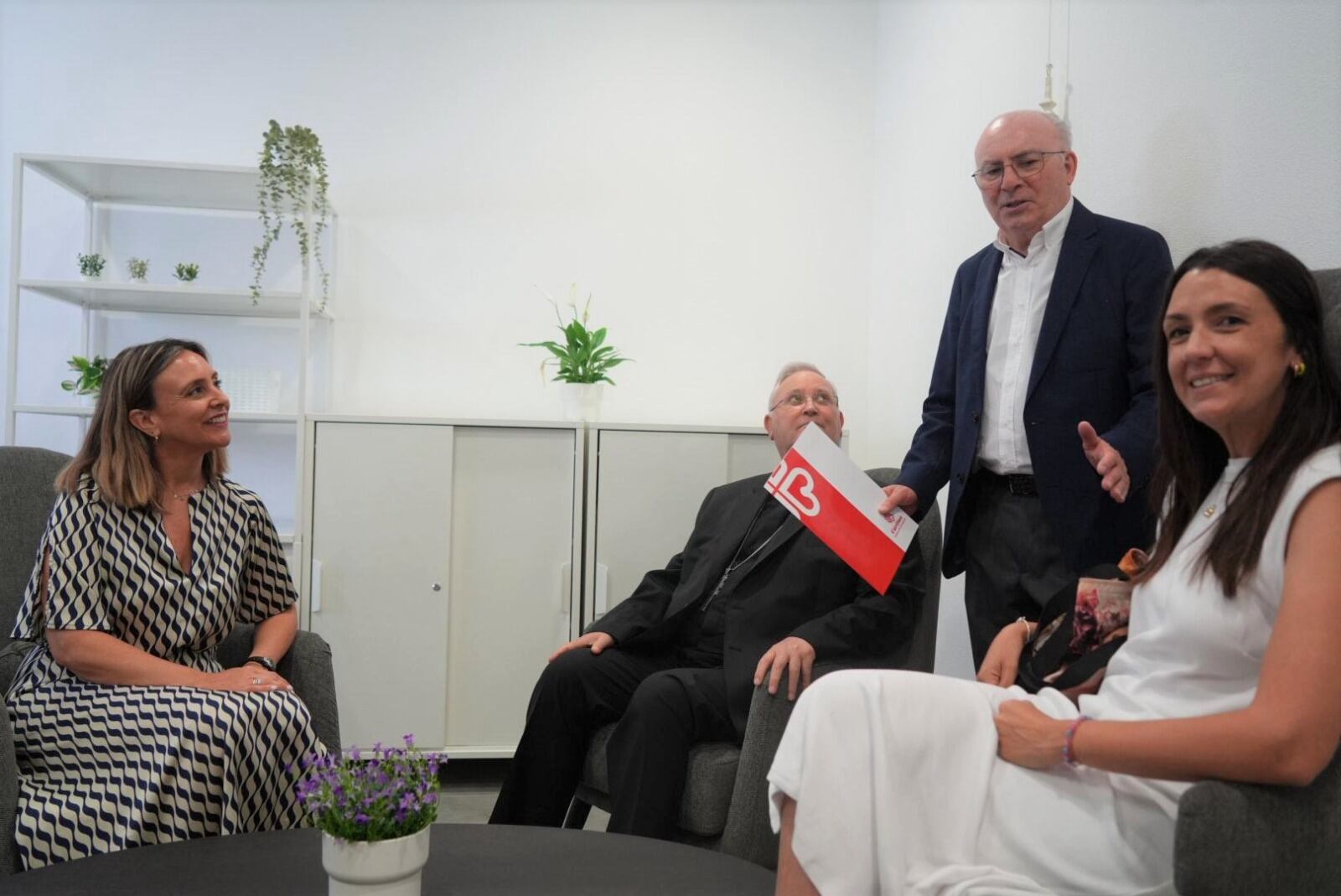 La consejera de Política Social, Familias e Igualdad, Conchita Ruiz, junto al obispo de la Diócesis de Cartagena, José Manuel Lorca Planes, en la presentación del "Espacio Beato Carlo Acutis" de Cáritas.