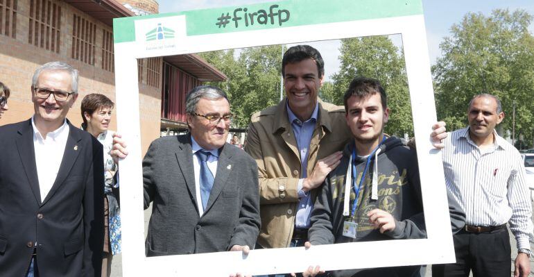 El secretari general del PSOE, Pedro Sánchez i l'alcalde i candidat del PSC a Lleida, Àngel Ros fent-se una foto amb un jove a la fira de Formació Professional de Lleida