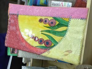 Artesanía realizada con bolsas de plástico recicladas