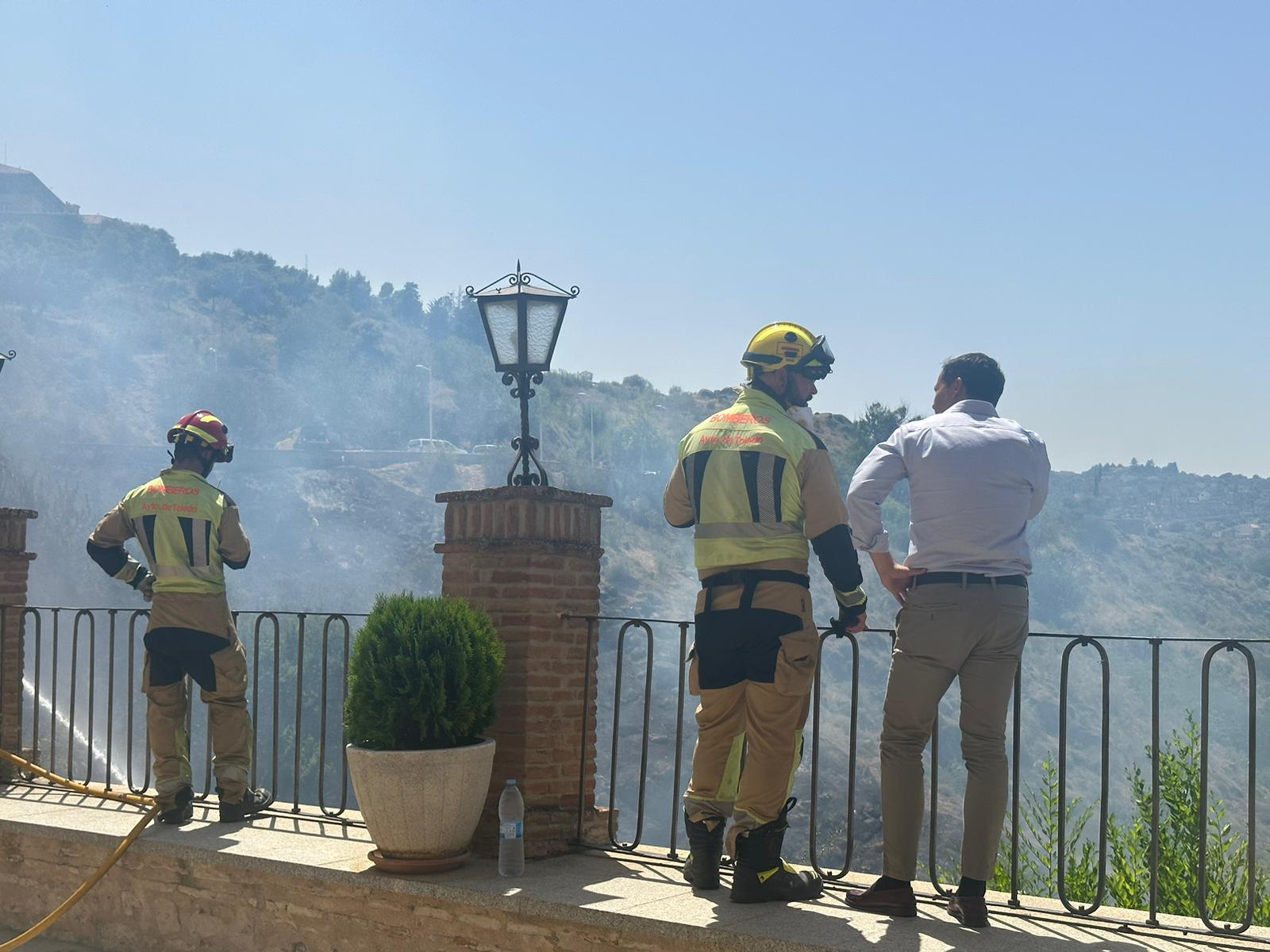 Carlos Velázquez junto a los bomberos que han controlado el incendio