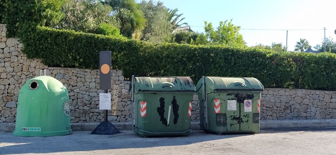 Contenedores en la zona del Montgó.