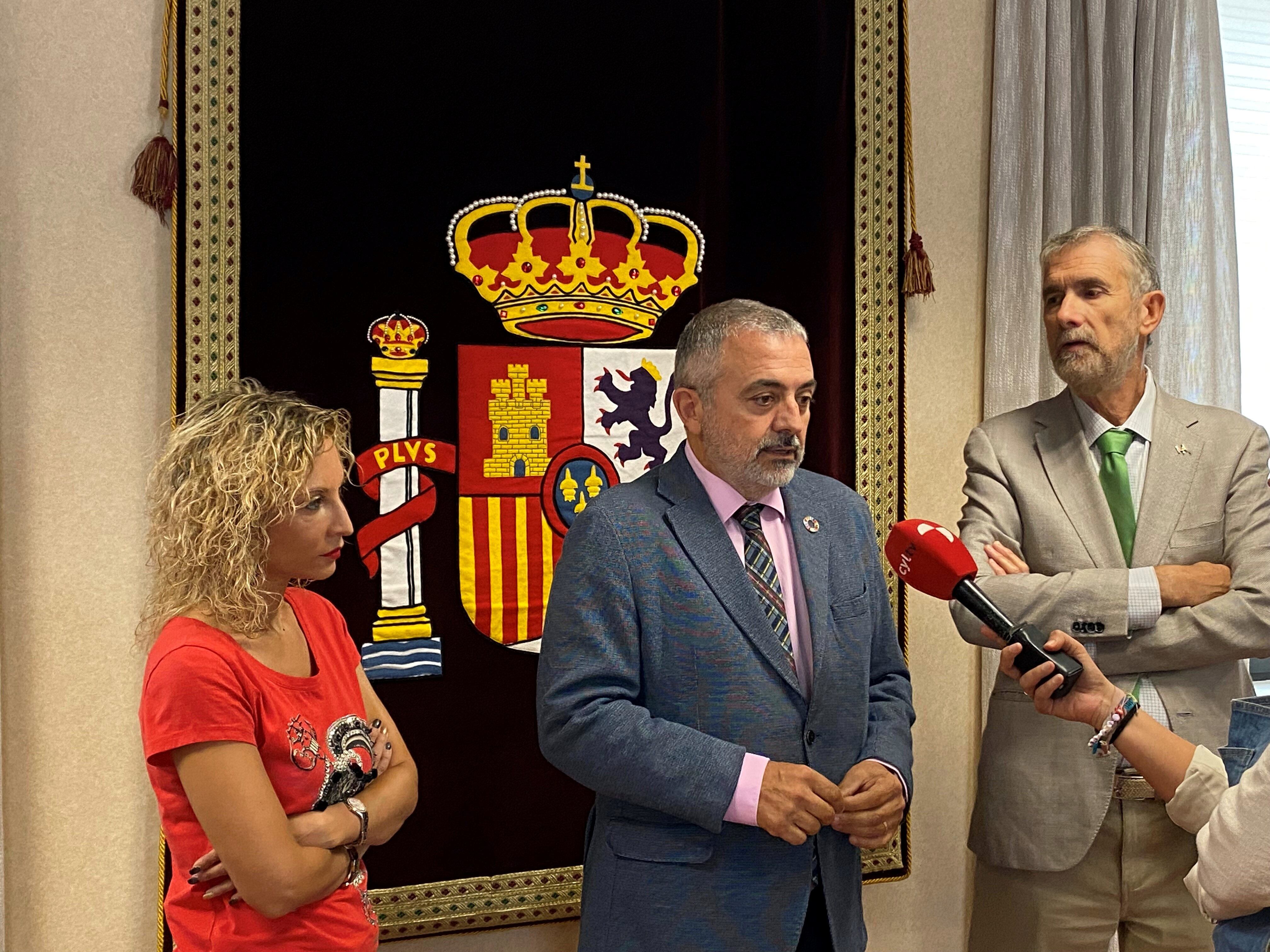 De izquierda a derecha, Blanca Carpintero, concejal del Ayuntamiento de Burgos; Pedro de la Fuente, subdelegado del Gobierno; y Manuel Pérez Mateos, rector de la Universidad de Burgos. / Foto: UBU