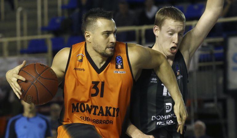 El alero serbio del Montakit Fuenlabrada Ivan Paunic (i) con el balón durante el partido de la cuarta jornada de Eurocup.