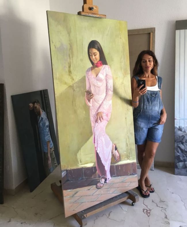 La pintora, con su cuadro 'Venus with apple'.