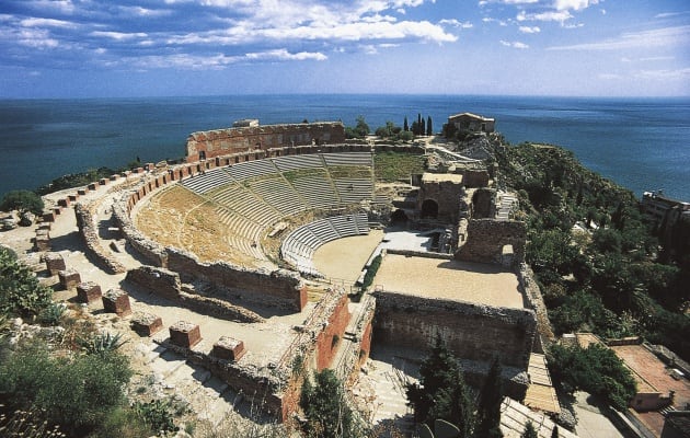 El teatro romano de Taormina visto desde la ciudad