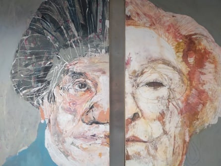 La obra de Eulogia Merle se llama Abuela. Son dos grandes cuadros pintados por ella con el rostro de sus dos abuelas: &quot;La señora que trabajó en la casa de mi abuela que venía del campo, que no sabía leer ni escribir... y mi abuela. Para mí entre las dos abarcan todo el espectro de lo femenino de esa época&quot;.