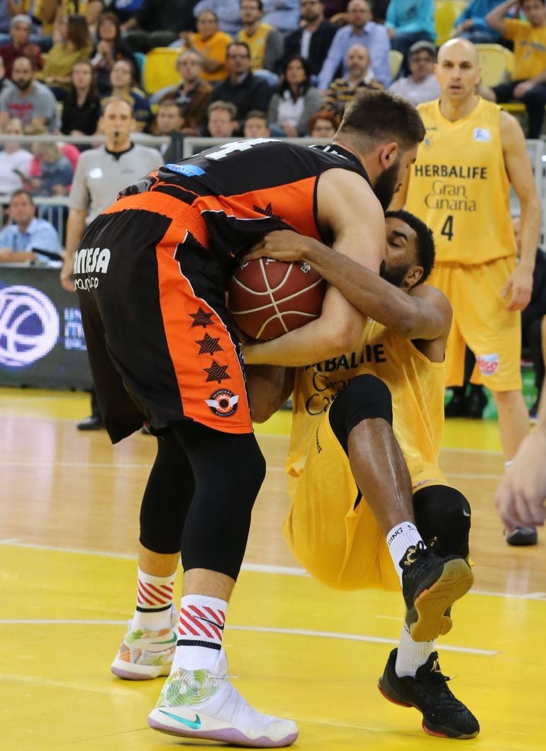 GRA274. LAS PALMAS DE GRAN CANARIA, .- El alero estadounidense del Herbalife Gran Canaria Dennis Seeley (d) pelea un balón con el montenegrino Bojan Dubljevic, del Valencia Basket, durante el partido de la Liga ACB disputado esta tarde en el Gran Canaria 