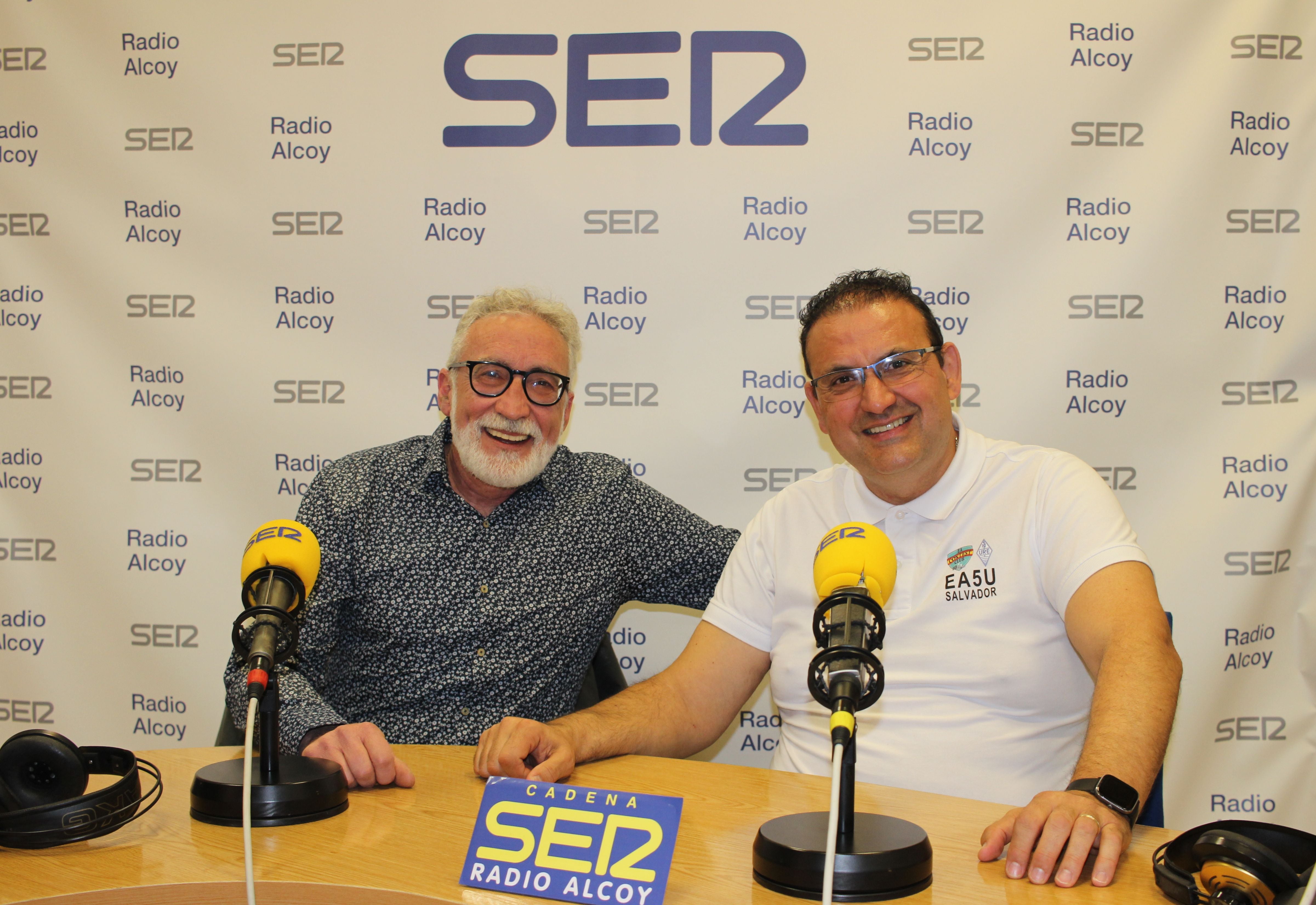 Pedro Llorca y Salva Moreno, en el estudio central de Radio Alcoy