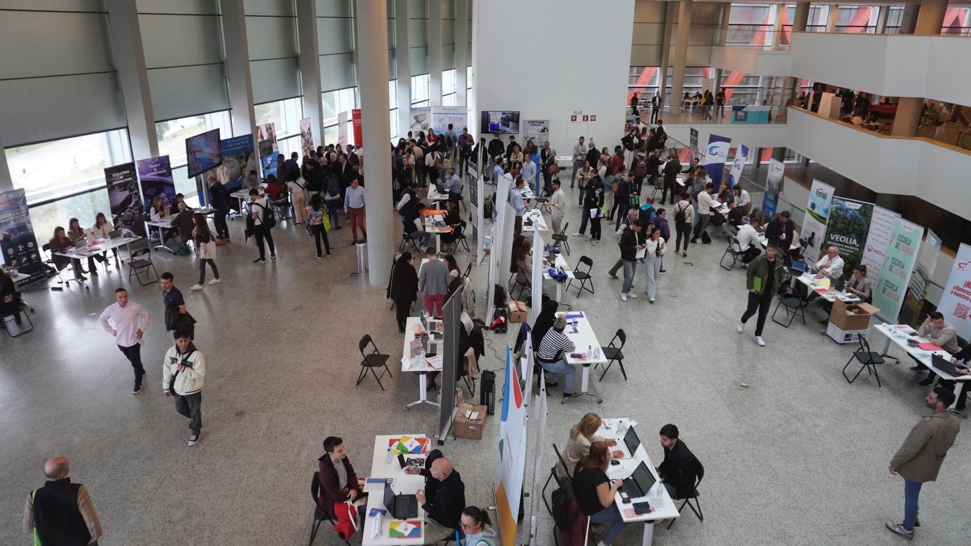 El Forum Evolución de Burgos ha acogido este encuentro entre demandantes de empleo y empresas