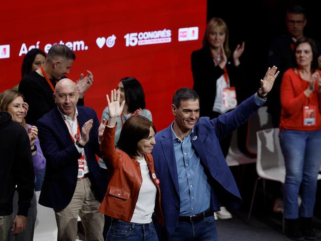 VALÈNCIA, 01/02/2025.- El secretario general del PSOE y presidente del Gobierno, Pedro Sánchez (d), y la ministra de Ciencia, Innovación y Universidades y secretaria general del PSPV-PSOE, Diana Morant (i), en la inauguración del congreso de los socialistas valencianos este sábado en València. EFE/ Kai Försterling