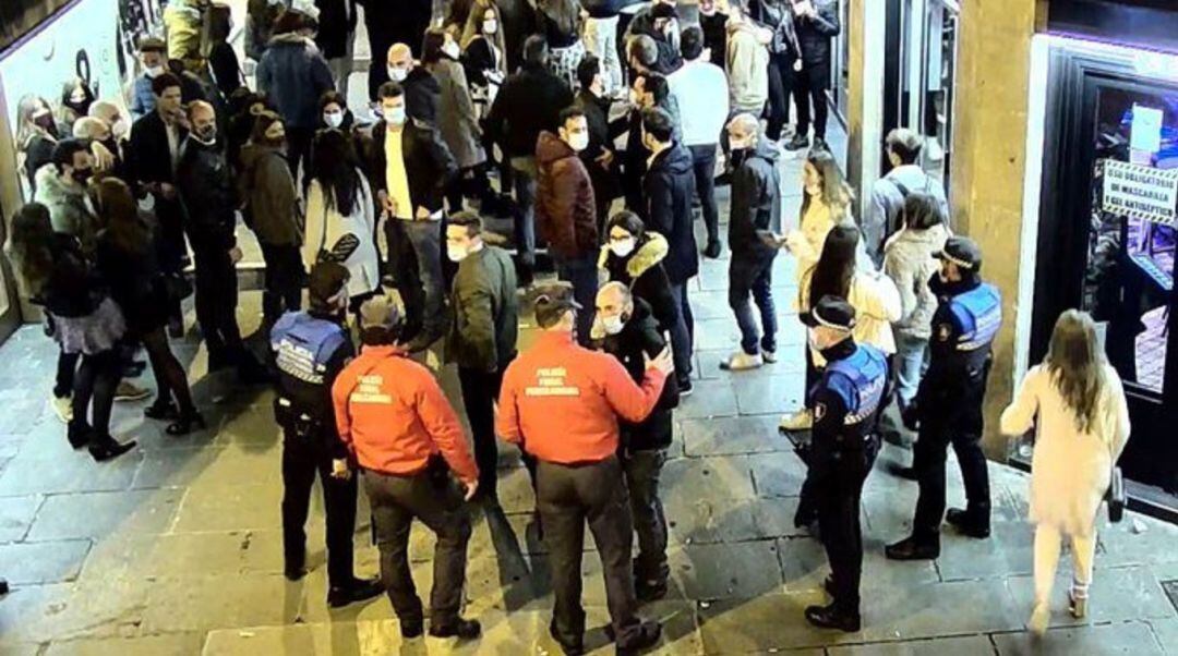 Agentes de Policía Municipal de Pamplona y Policía Foral en una calle del centro de Pamplona velando por el cumplimiento de la norma sanitaria