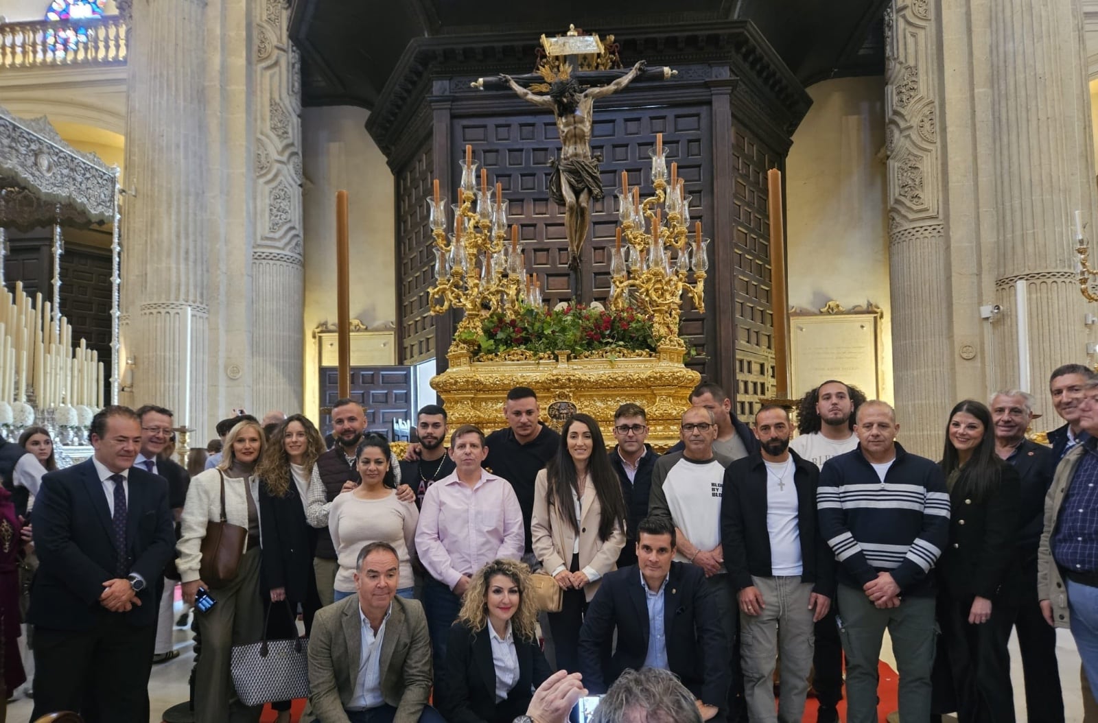 Reclusos y funcionarios de Sevilla 1 ante el paso del Cristo del Amor