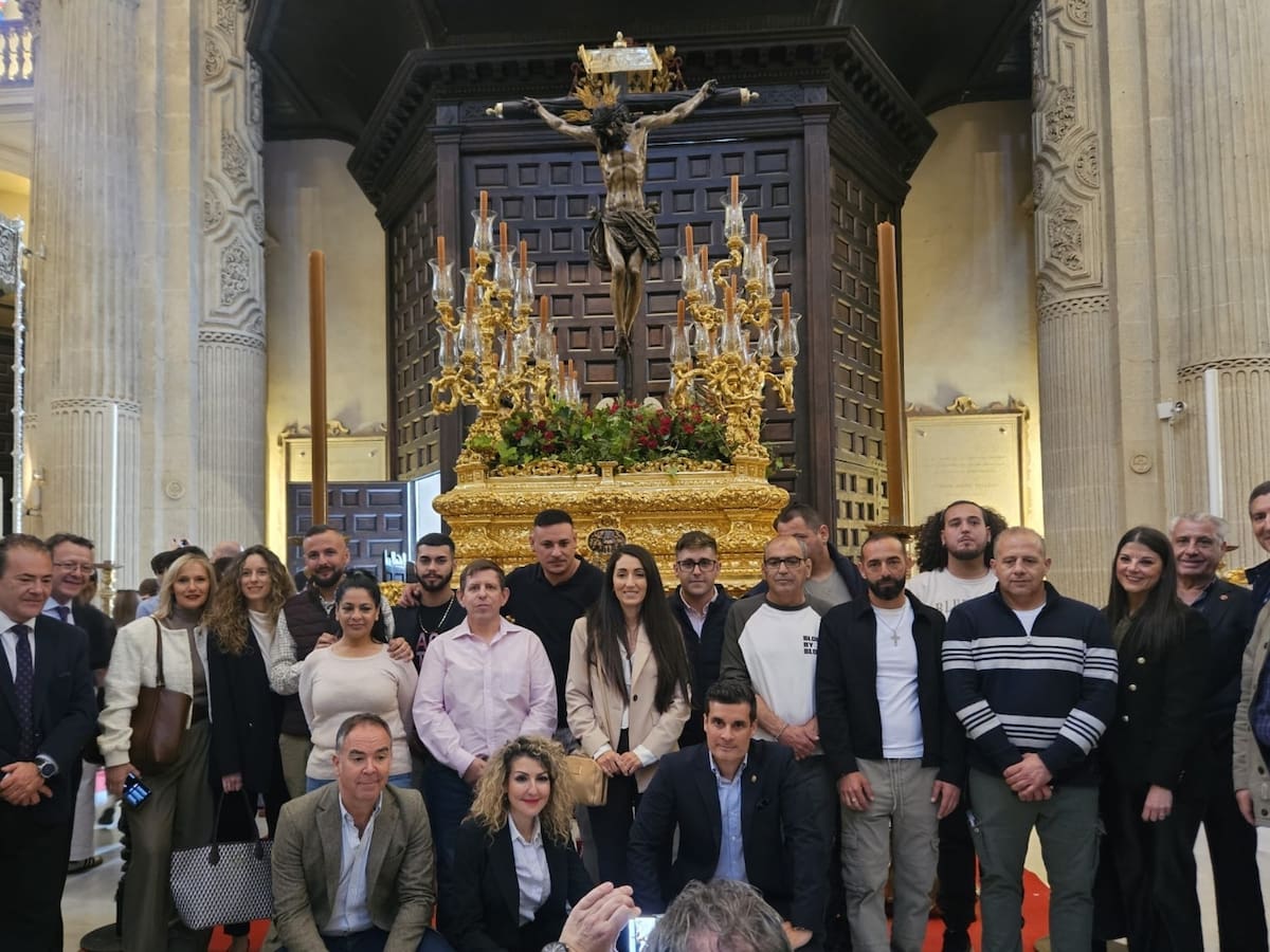 Reclusos de Sevilla 1 colocan en el paso del Cristo del Amor los lazos de "Amor y Socorro a los encarcelados"