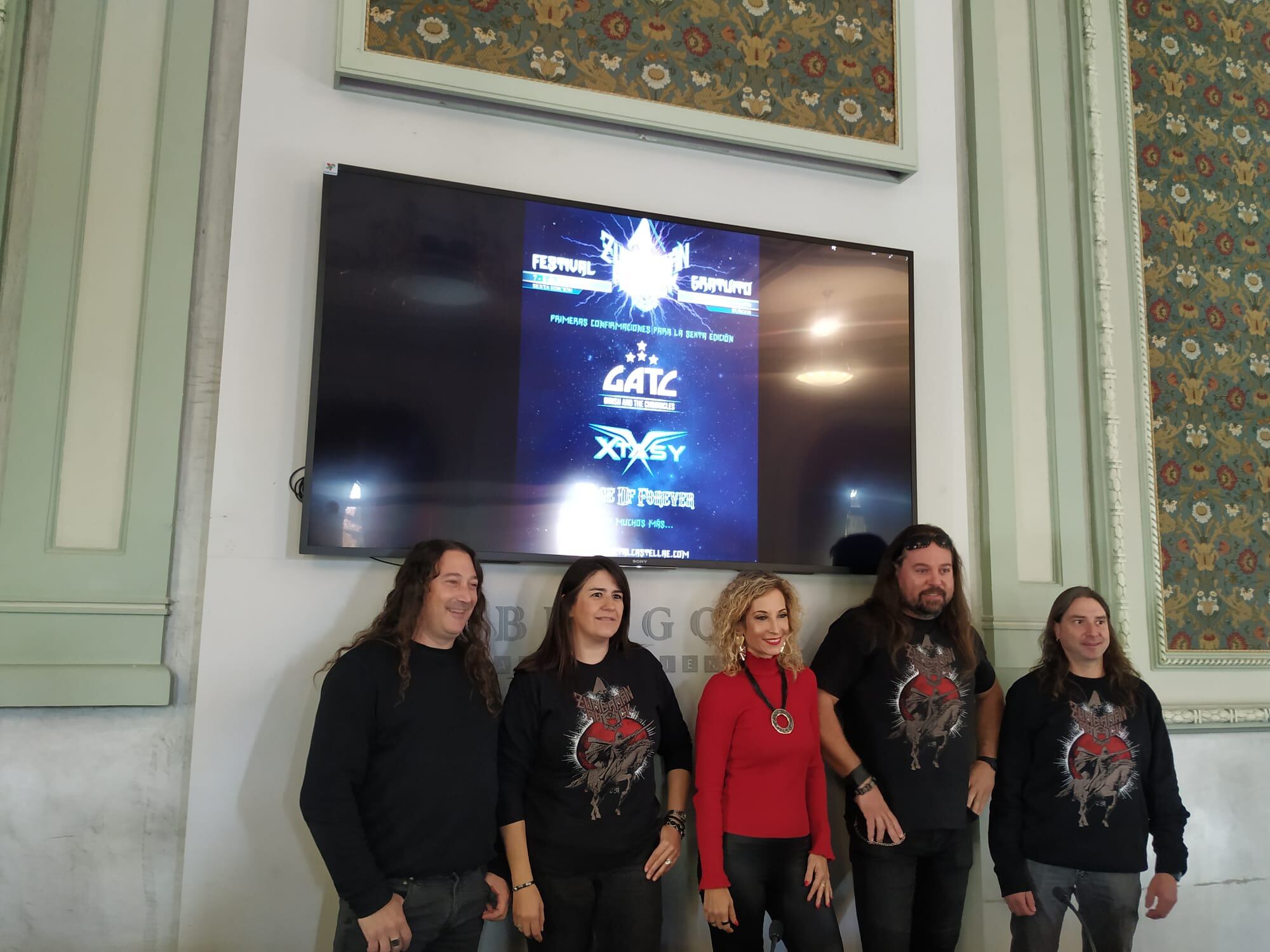 Blanca Carpintero (centro), concejala de Festejos junto a los organizadores de Zurbarán Rock.