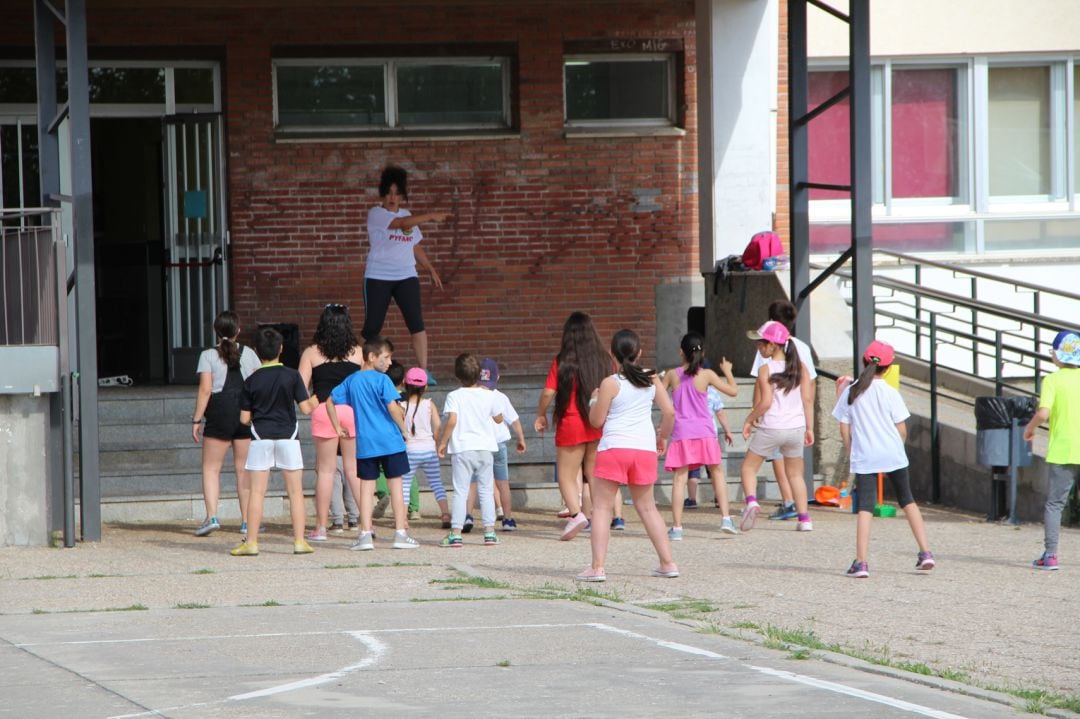 Niños del CEIP San Gil hacen una actividad en el patio del colegio. Imagen de archivo