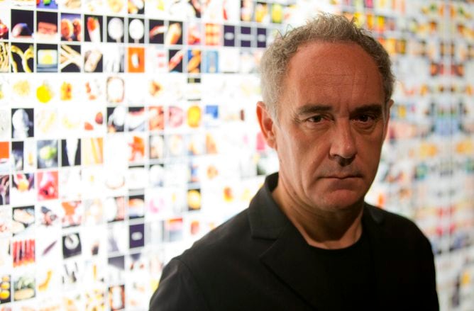 El chef Ferran Adrià posa ante la exposición &#039;elBulli: Ferran Adria and The Art of Food&#039;, que puede verse en la Somerset House de Londres hasta el próximo 29 de septiembre.