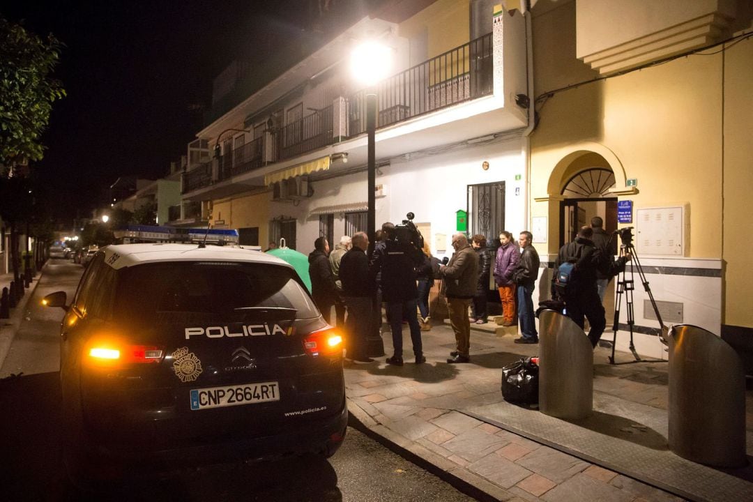 Medios de comunicación en los exteriores del edificio situado en la localidad malagueña de Fuengirola, donde este sábado una mujer de 47 años ha fallecido al ser apuñalada por, presuntamente, su pareja de 50 años. 