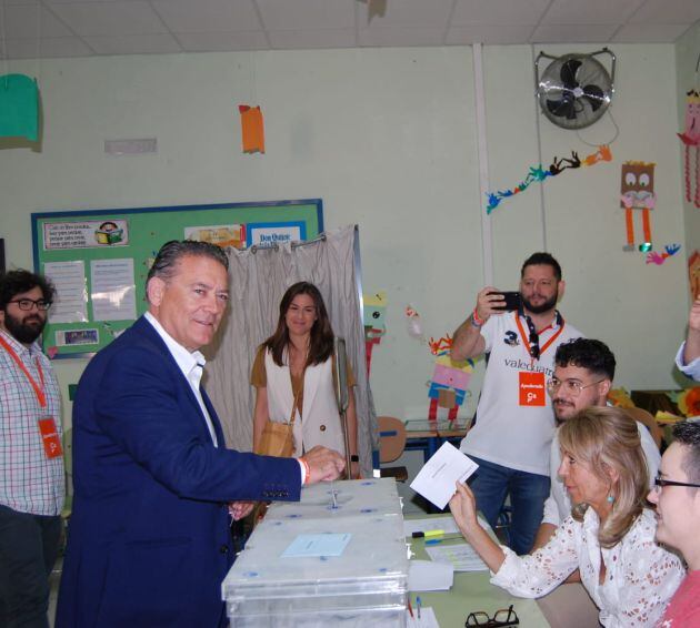 Raúl Caro (CS) vota.