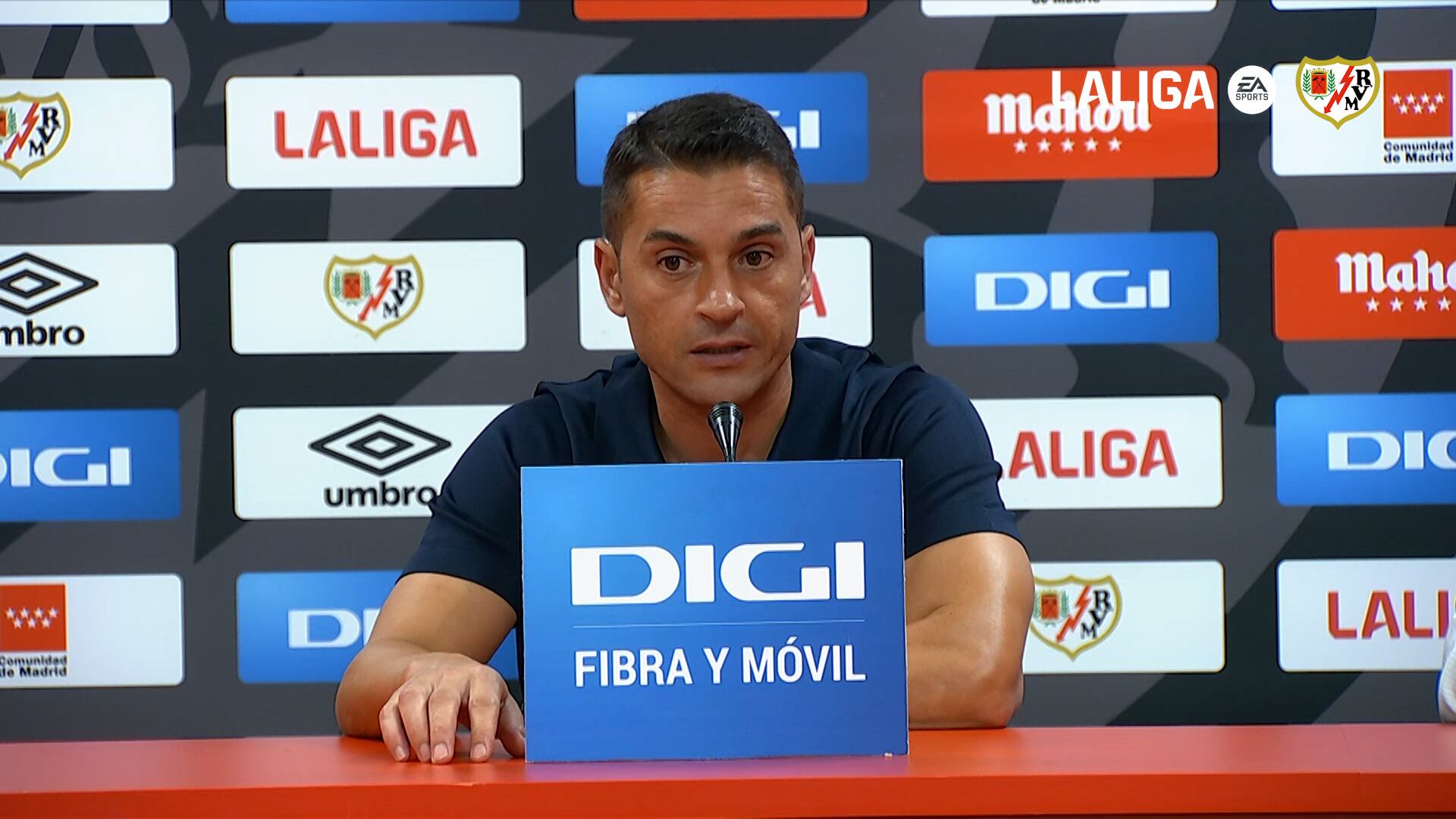 Con esta cara llegaba Francisco a la sala de prensa.