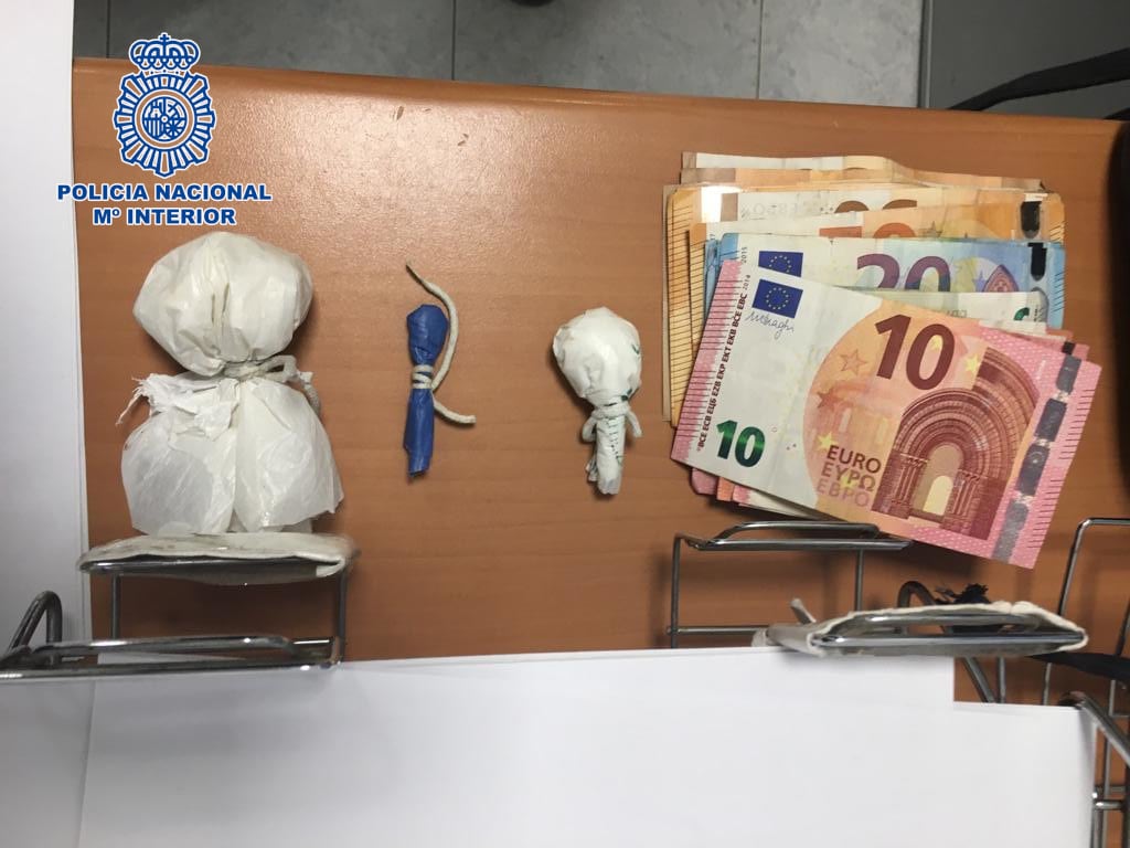 Cocaína y dinero incautado al joven que huyó en Jaén y se refugió en una iglesia.