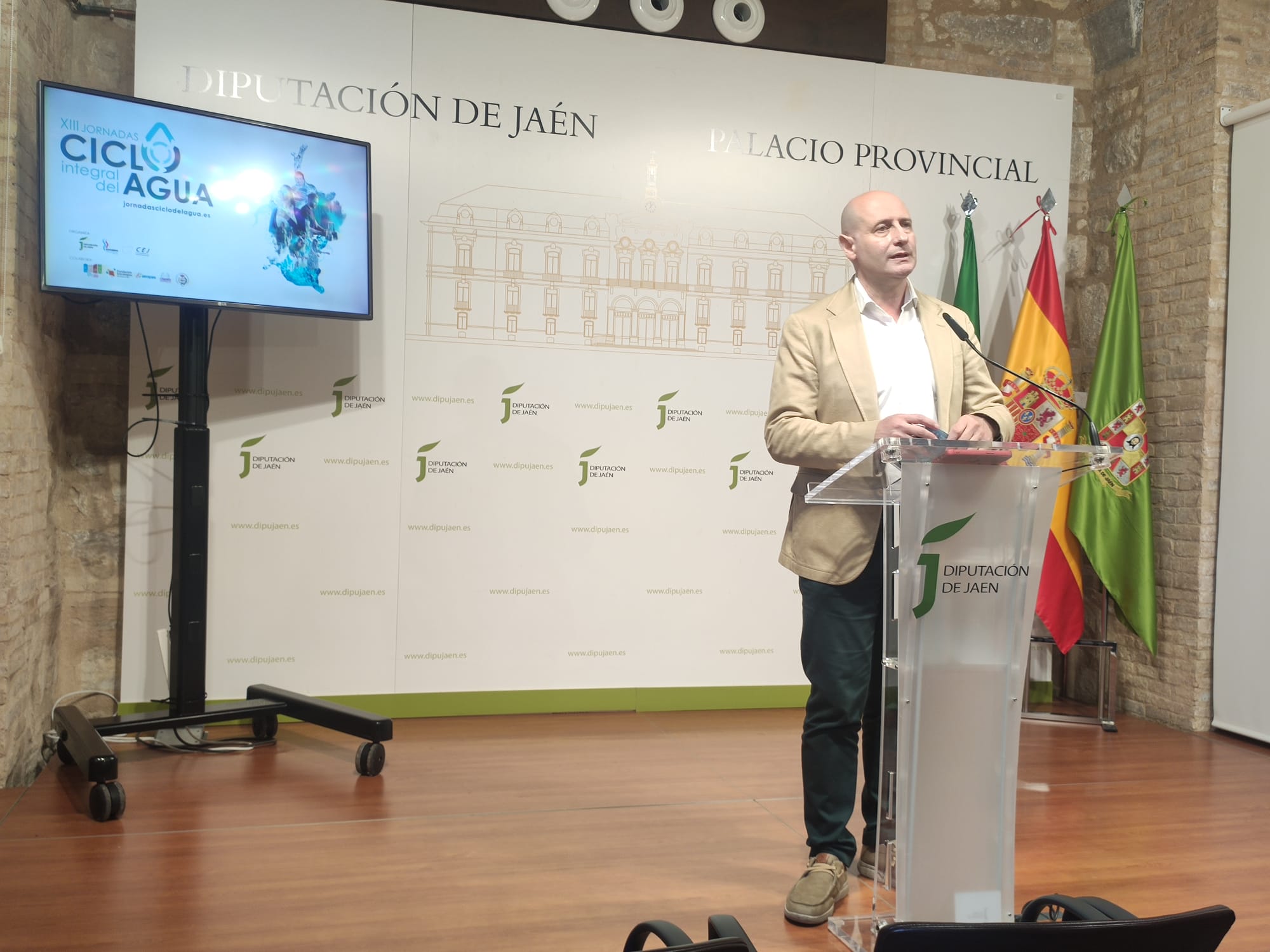 El diputado de Servicios Municipales, José Luis Hidalgo, durante la presentación de las XIII Jornadas del Ciclo Integral del Agua