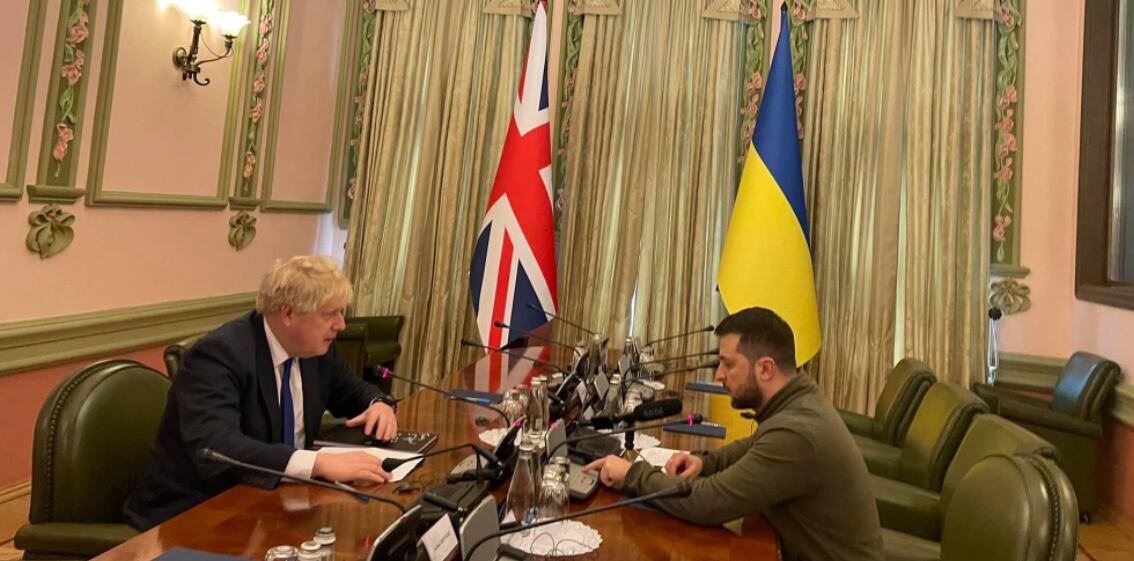 El primer ministro británico, Boris Johnson, se reúne con el presidente de Ucrania, Volodimir Zelenski.