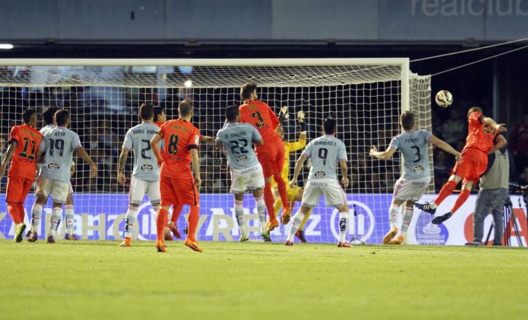 GRA305. VIGO (PONTEVEDRA), 05/04/2015.- El defensa francés del FC Barcelona Jeremy Mathieu (d) marca de cabeza el primer gol de su equipo, en partido correspondiente a la vigésima novena jornada de Liga en Primera División que Celta de Vigo y FC Barcelona disputan esta noche en el estadio de Balaídos. EFE/Salvador Sas