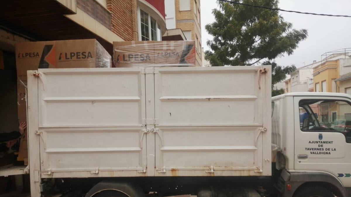 Tavernes envía un centenar de cajas con alimentos, ropa y medicamentos para Ucrania