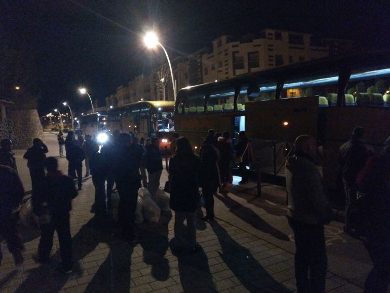 Agricultores y regantes partían esta madrugada desde Cieza dirección Madrid, para participar en la manifestación.