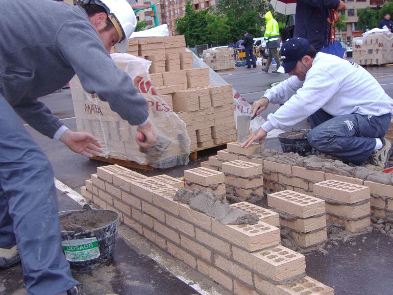 Imagen de unos trabajadores de la construcción en Castellón.