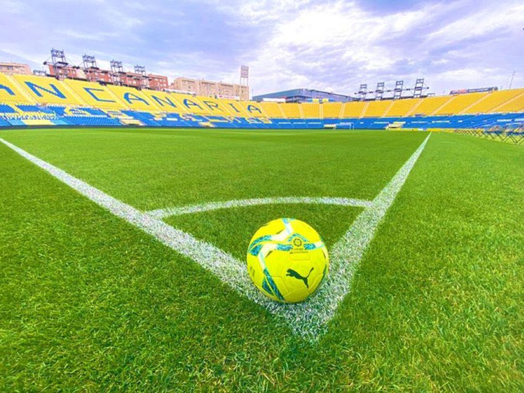 El balón con el que se jugó el clásico en el Estadio de Gran Canaria.